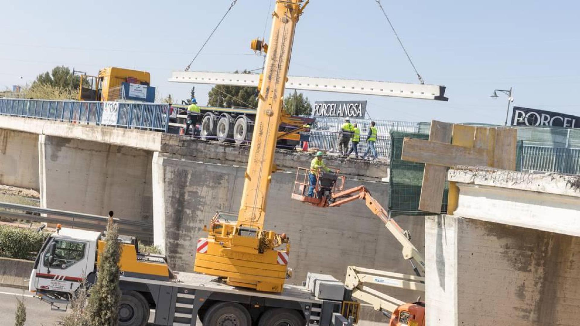 Comienza el montaje del puente de acceso a Tudela