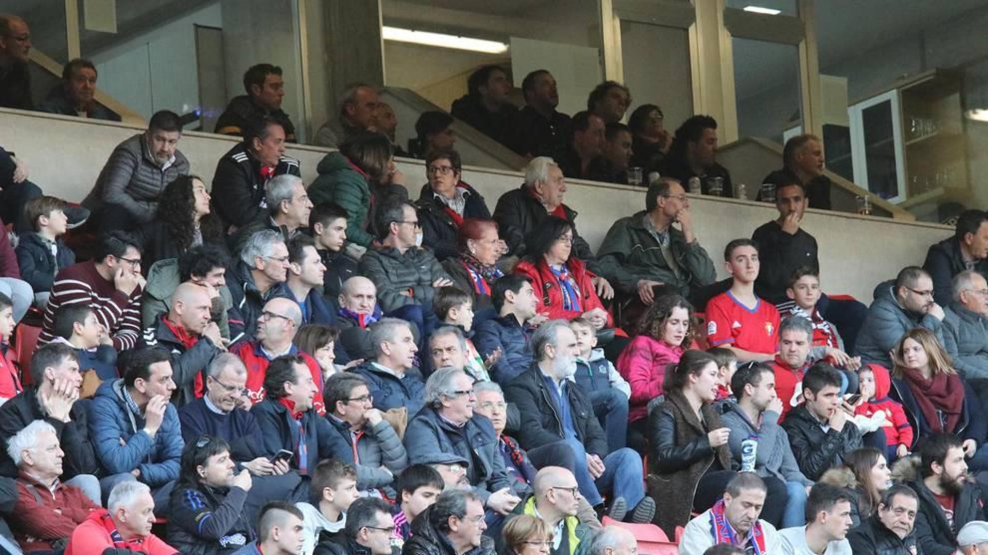 Fotos del búscate en la grada del Osasuna - Nàstic