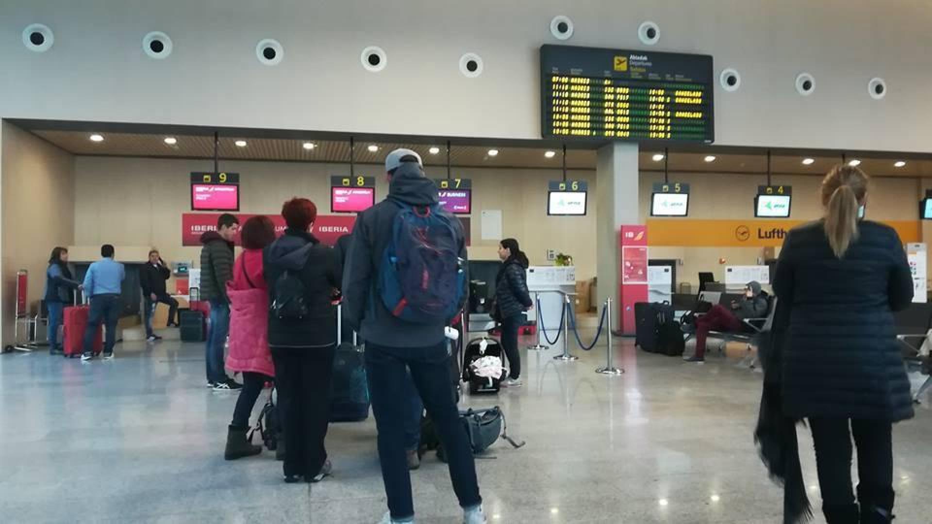 El aeropuerto ha cancelado en una semana tres vuelos con Madrid y uno a Francfort