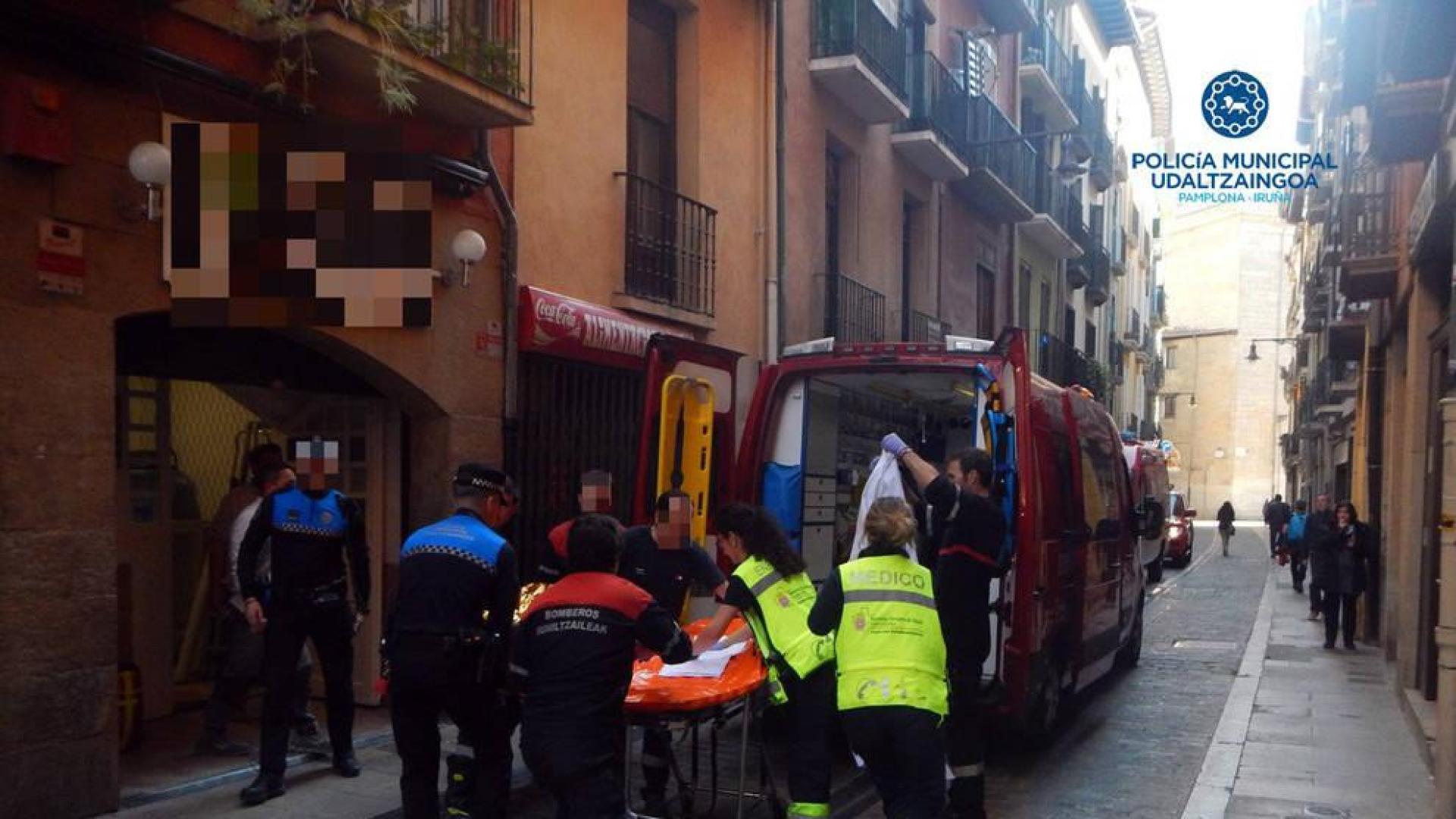 Herido grave al caerle un saco en la cabeza desde un andamio en Pamplona
