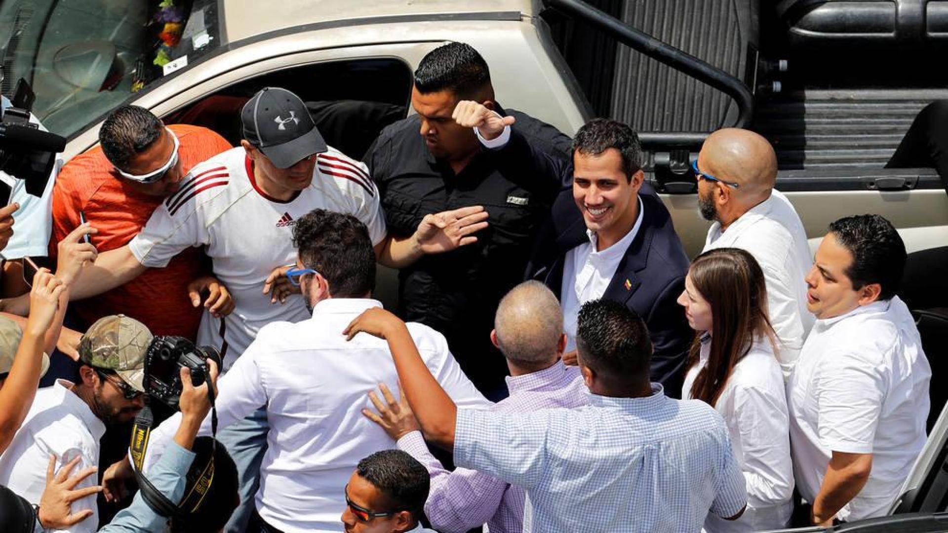 Guaidó aterriza en Caracas y pasa los controles sin ser detenido