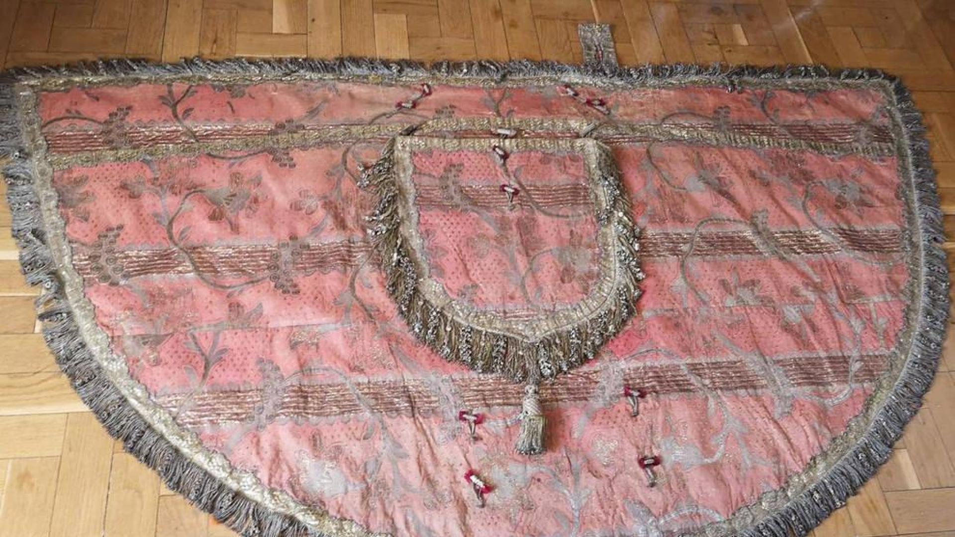 Restauran el manto salmón de San Fermín