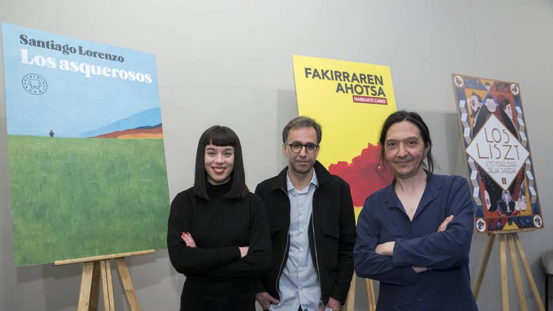 Desde la izquierda, Júlia Sardà, Harkaitz Cano y Santiago Lorenzo, ayer, con las portadas de sus libros, en el Museo de Navarra.
