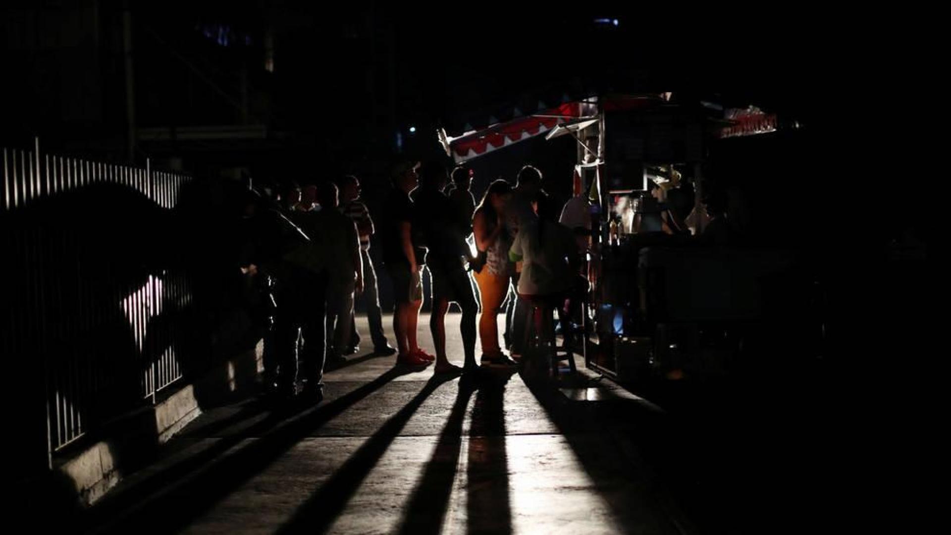 La luz vuelve a fallar en Venezuela en víspera de la protesta convocada por Guaidó