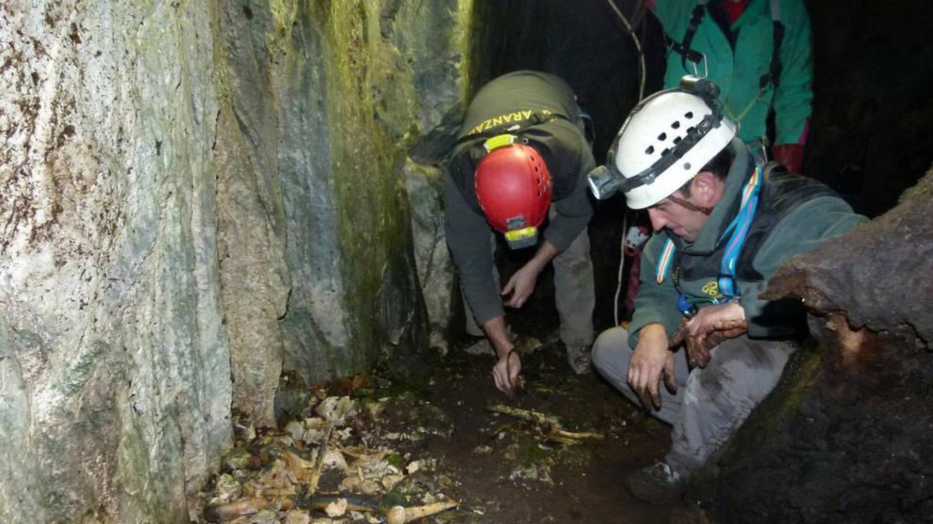 Exhumados los restos de dos personas en la Sima de Ardaitz