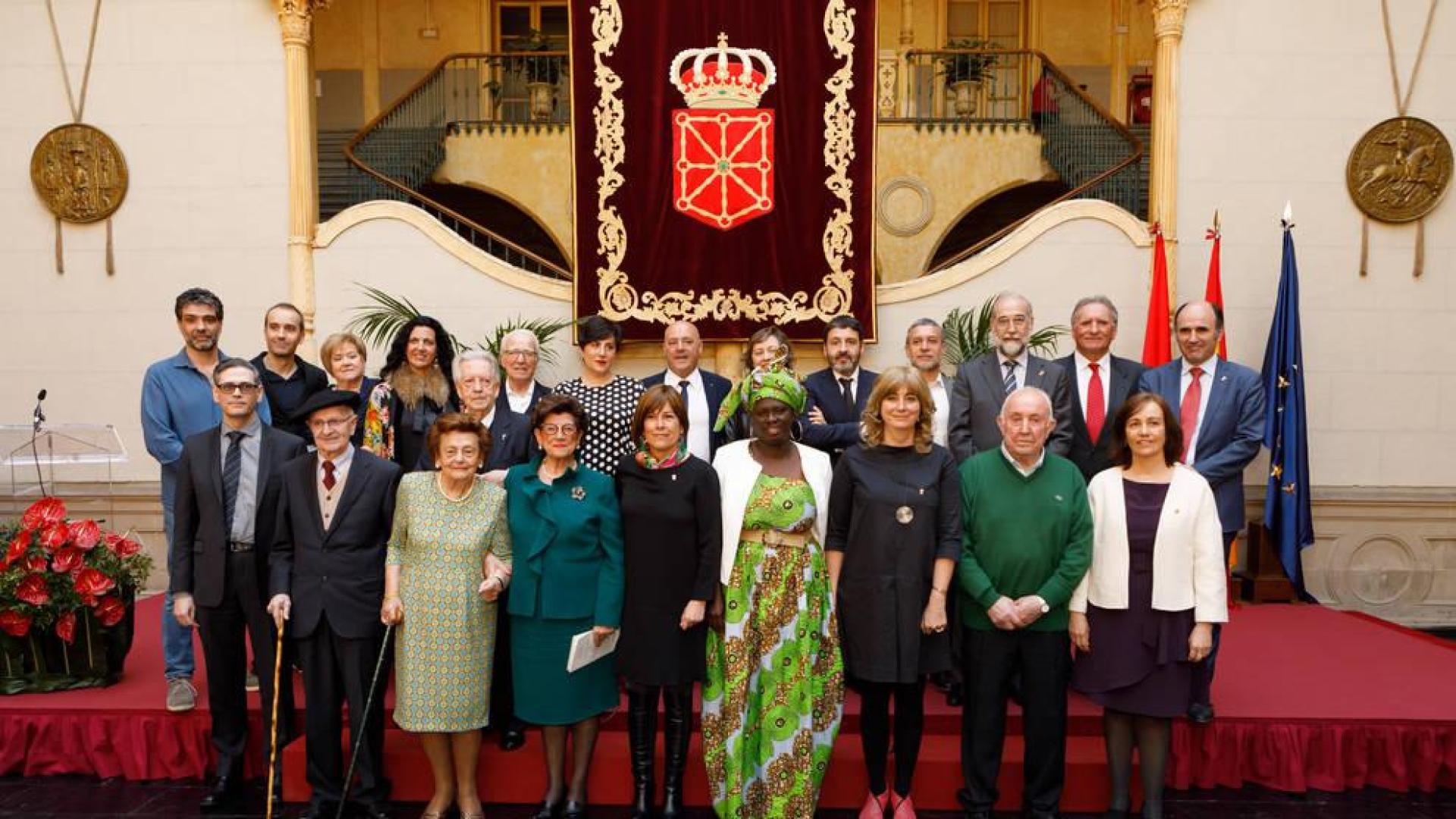 Barkos agradece a los galardonados con la Cruz de Carlos III su labor por Navarra