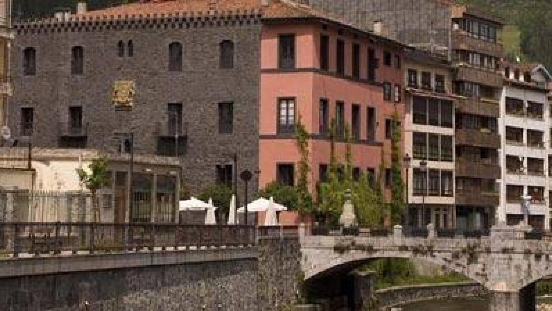 Localizan el cadáver calcinado de una mujer en un parking incendiado en Azkoitia