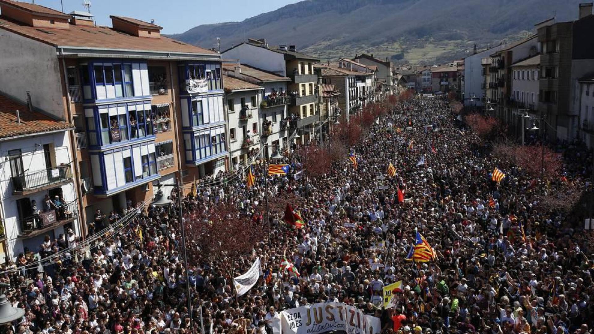 A la convocatoria han acudido miles de personas, entre 35.000 y 50.000 según la delegación del Gobierno y 60.000 según los organizadores