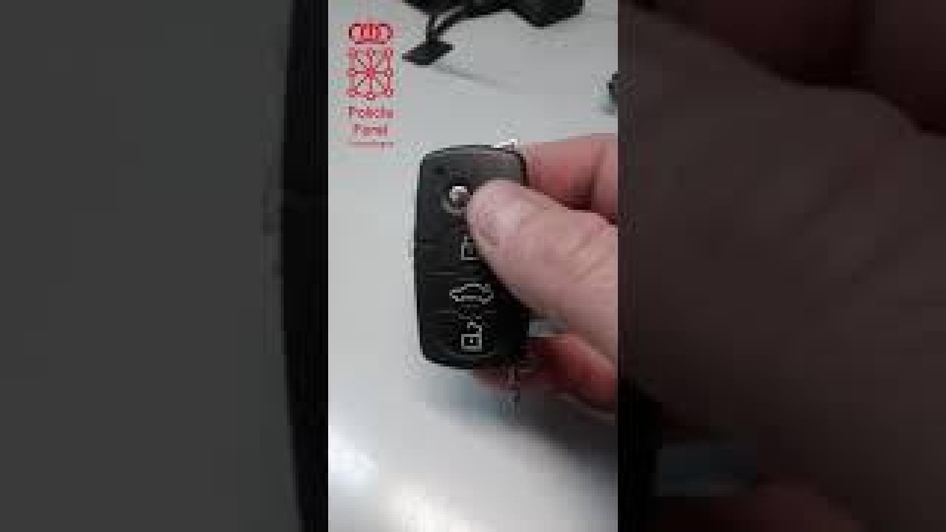 Incautada una navaja camuflada en un mando de coche