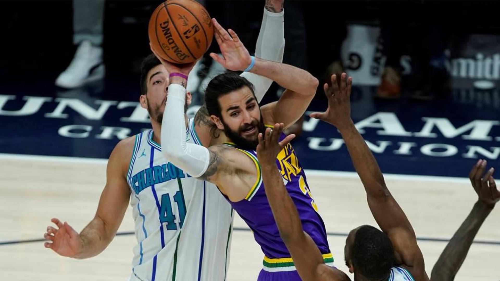 Ricky Rubio, en acción ante Kemba Walker y Willy Hernangomez, de Charlotte Hornets.