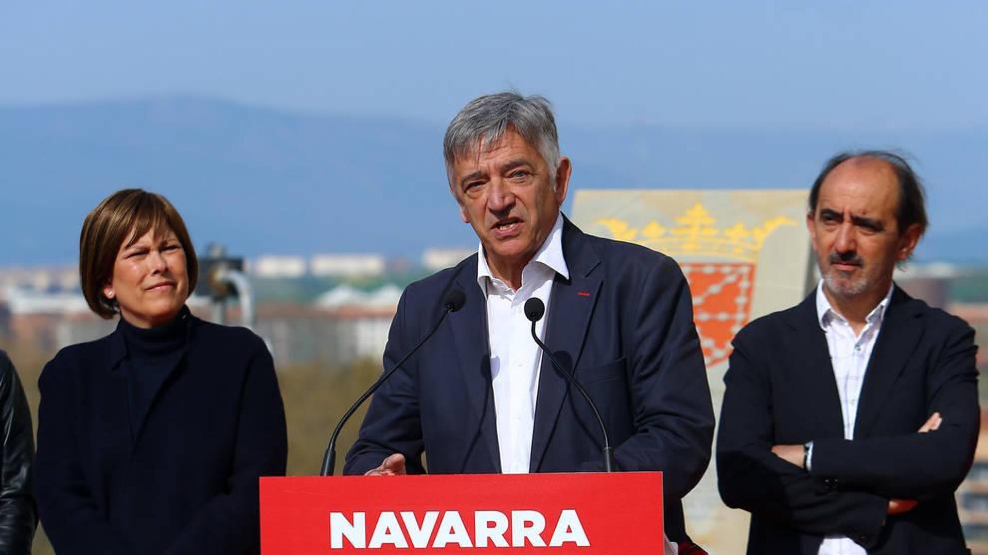 Koldo Martínez, escoltado por Uxue Barkos y Daniel Innerarity, en un acto de Geroa Bai.