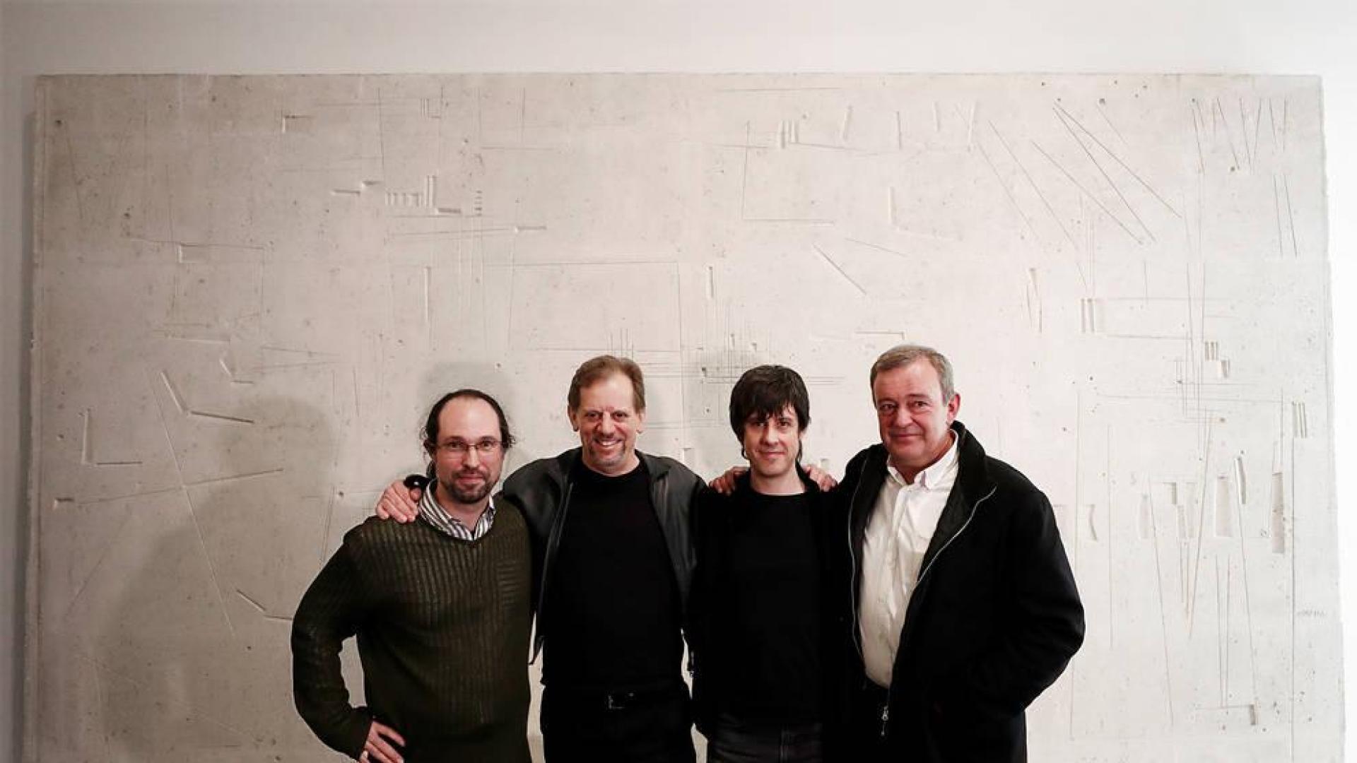 El compositor Juanjo Eslava (i), autor de la ópera 'Oteiza' que se estrenará en Pamplona en mayo, junto al bajo estadounidense Nicholas Isherwood (2i), el director musical Nacho Paz (2d) y el gerente Txema Lacunza (d), posan en el interior del Museo de Navarra.