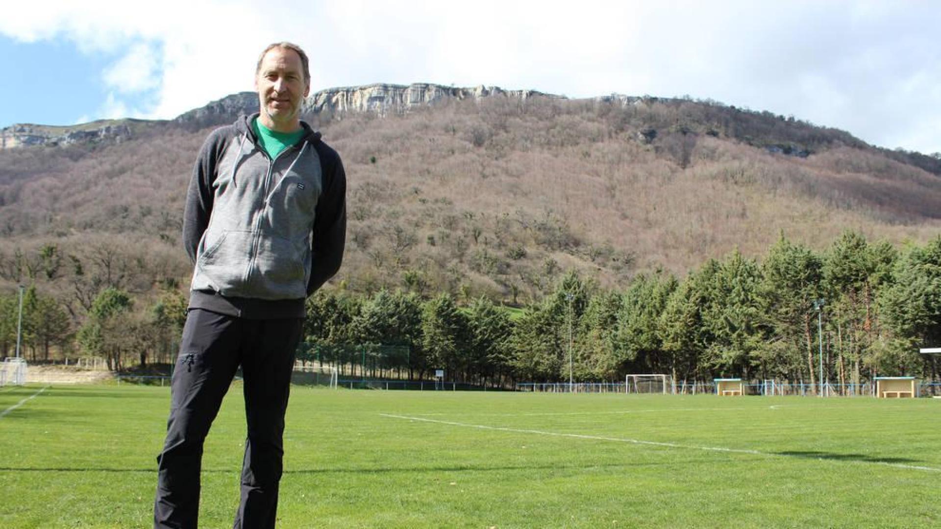 Fútbol en las alturas en Mendigain, el campo del Club Deportivo Urbasa