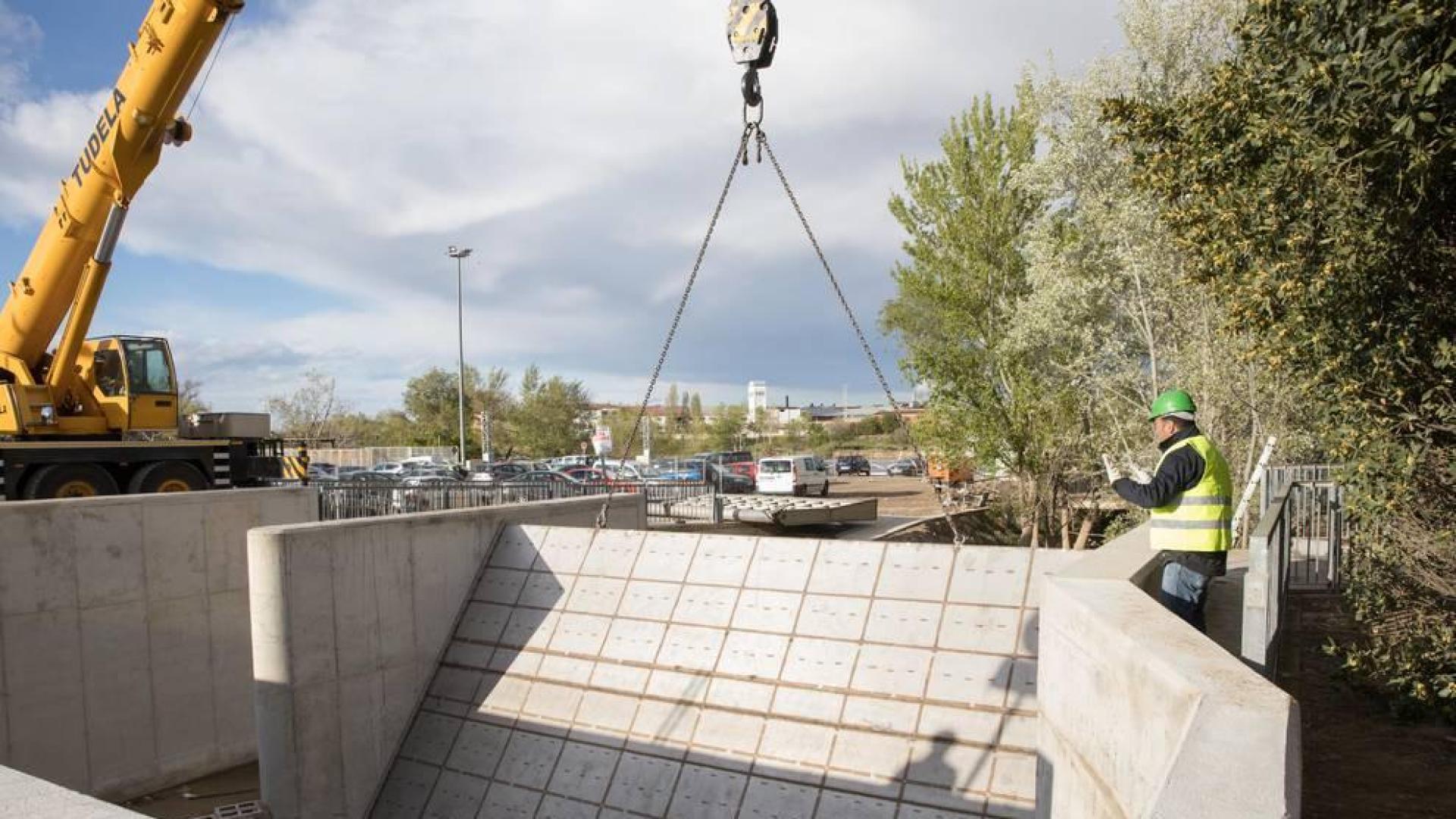 Comienzan a instalar 3 compuertas en 2 ríos para paliar daños en Tudela