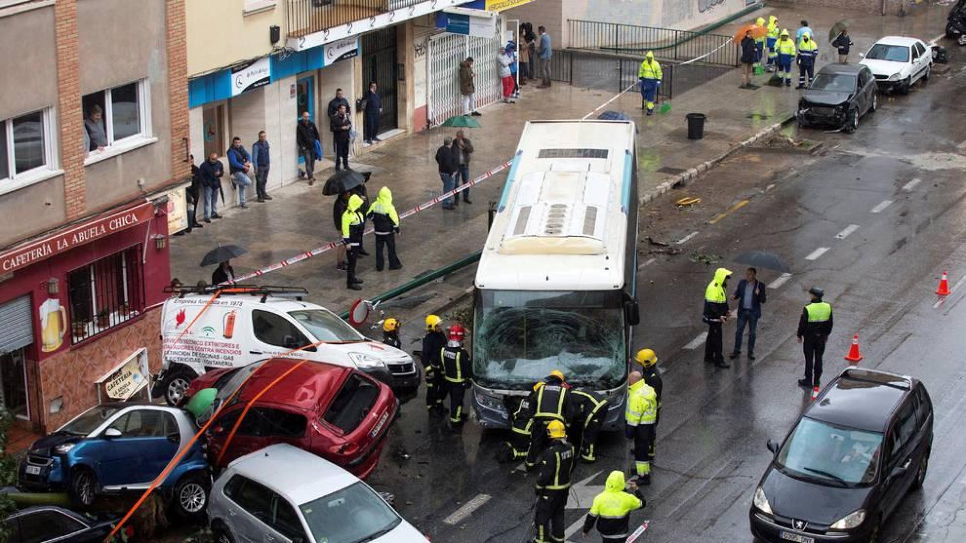 Un autobús arrolla varios coches en Málaga tras desvanecerse el conductor