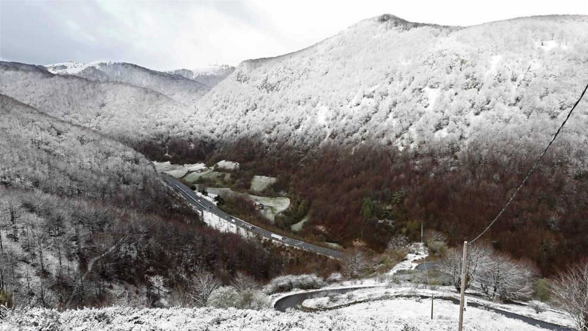 Las nevadas débiles vuelven a teñir de blanco el norte de Navarra