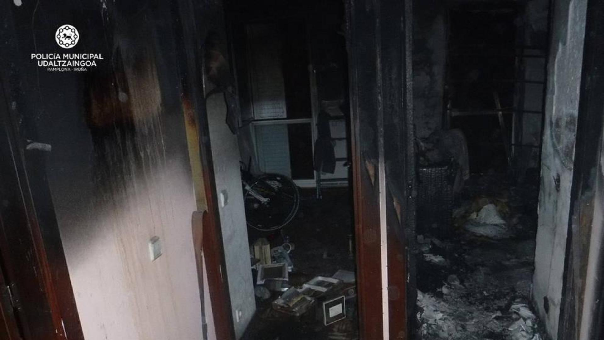 Un hombre trasladado al hospital al inhalar humo en un incendio en su casa
