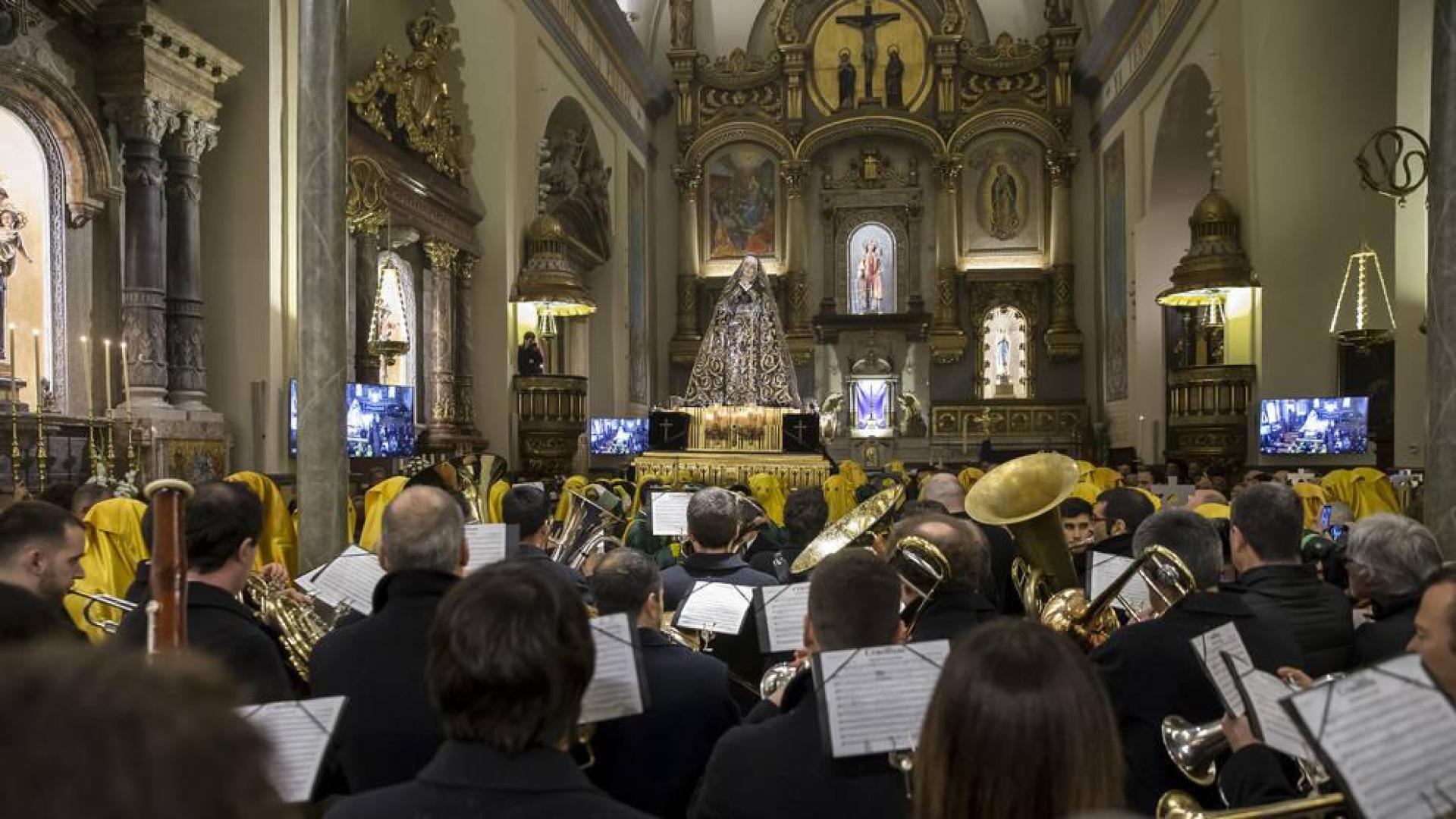 La lluvia no ahogó el centenario de la Dolorosa en Pamplona