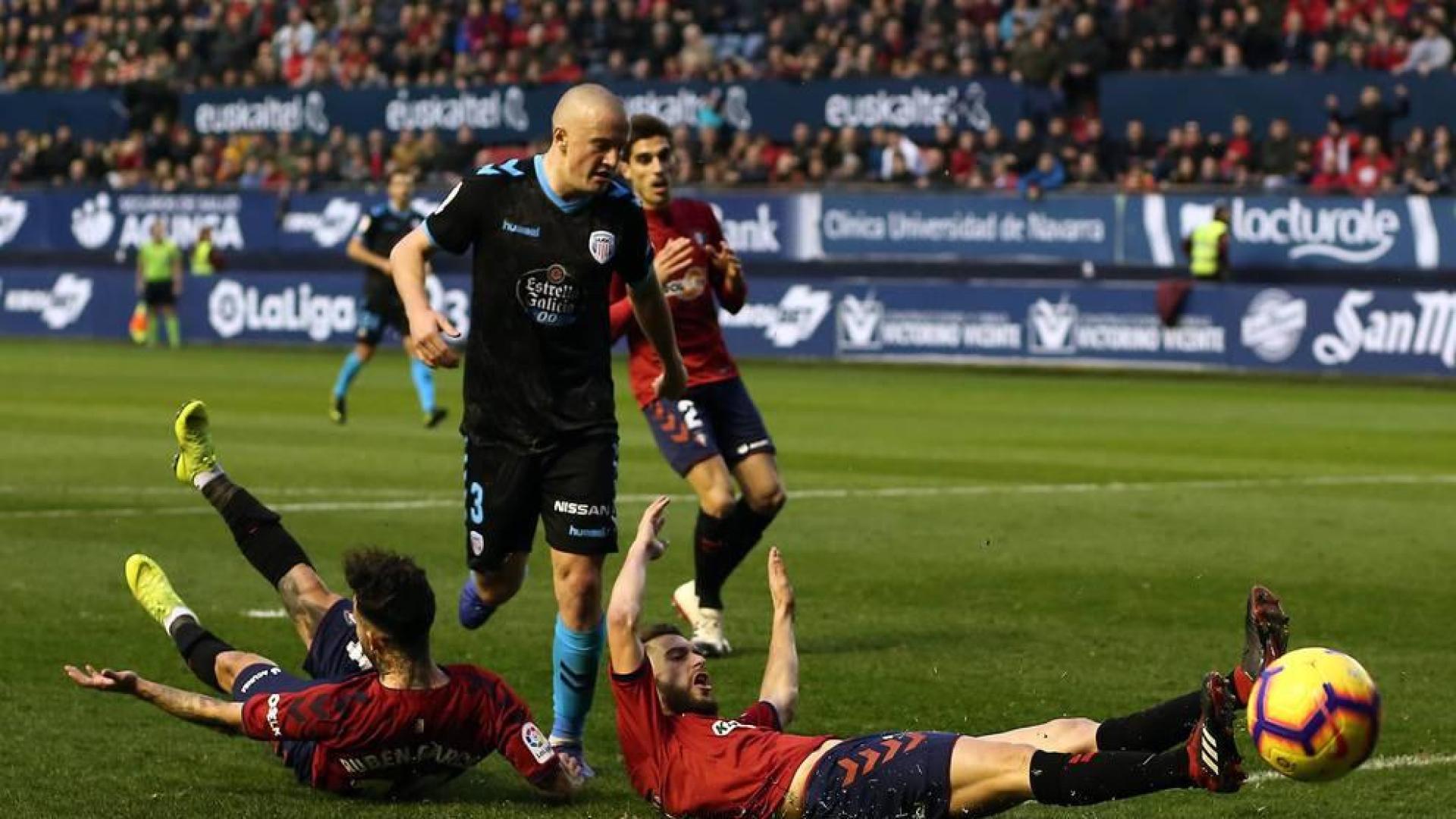 Los jugadores de Osasuna lograron la victoria en la Jornada 16 tras derrotar por la mínima, en el estadio de El Sadar y con un gol de Íñigo Pérez en el minuto 89, al Lugo.