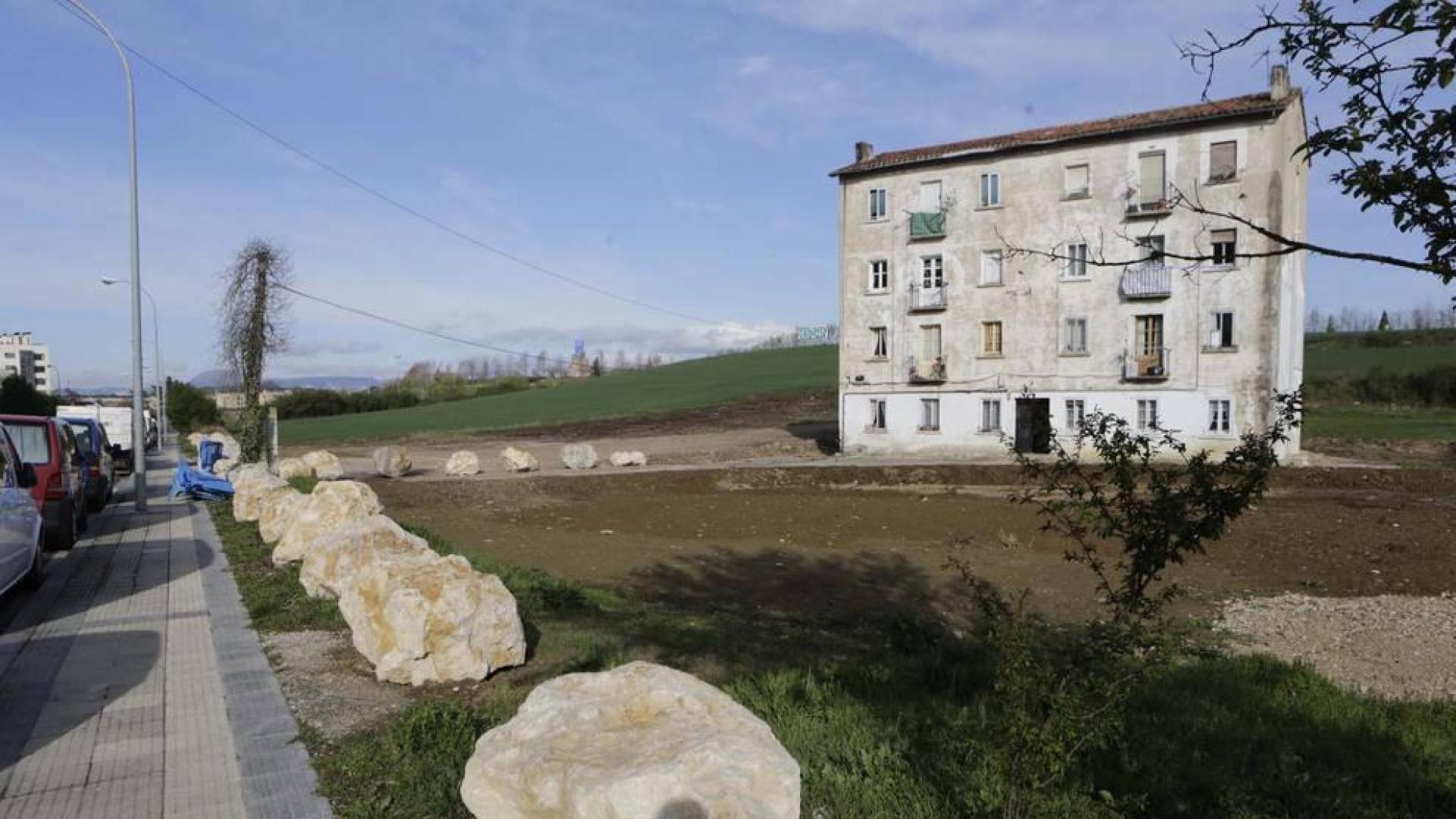 Denuncian que rodean de rocas el acceso a un edificio en la Rochapea