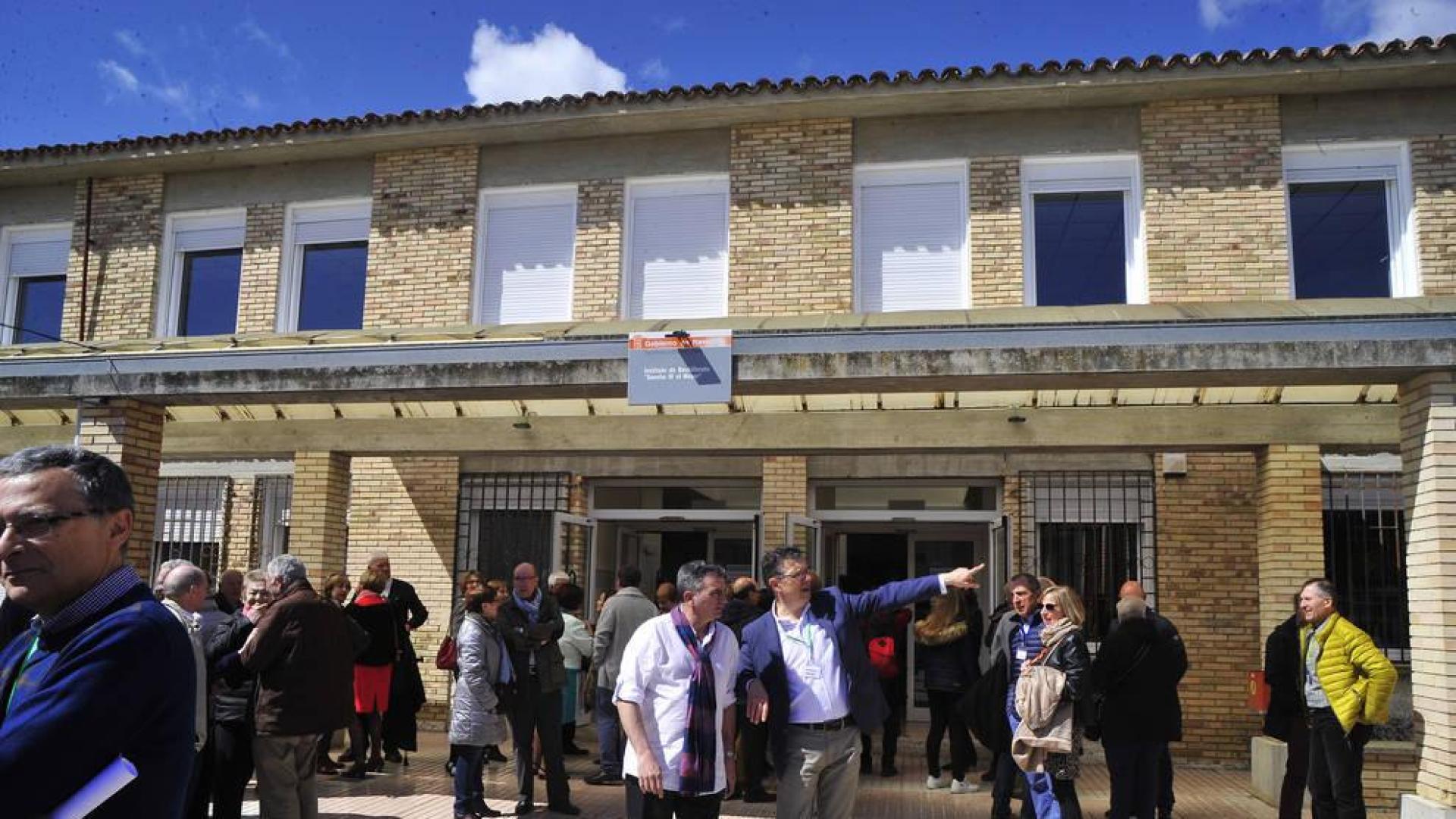 Reencuentro en el instituto de Tafalla por sus 50 años