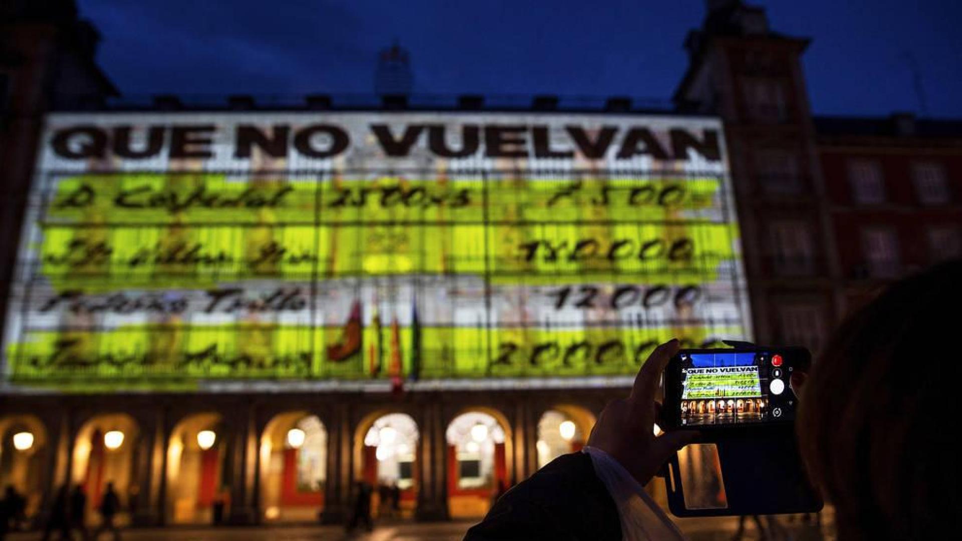 Proyectan imágenes de los "papeles de Bárcenas" en la Plaza Mayor de Madrid