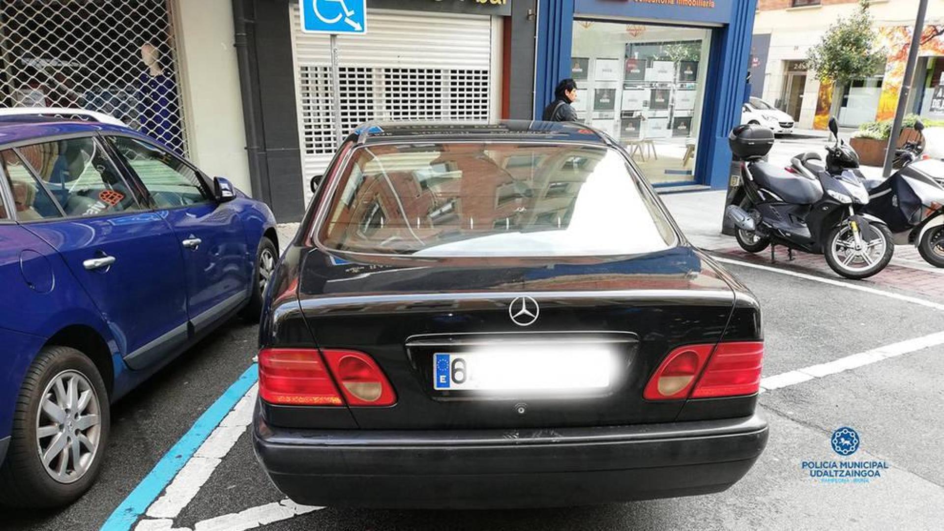 Retirado un coche con matrícula falsa en Pamplona aparcado en plaza reservada