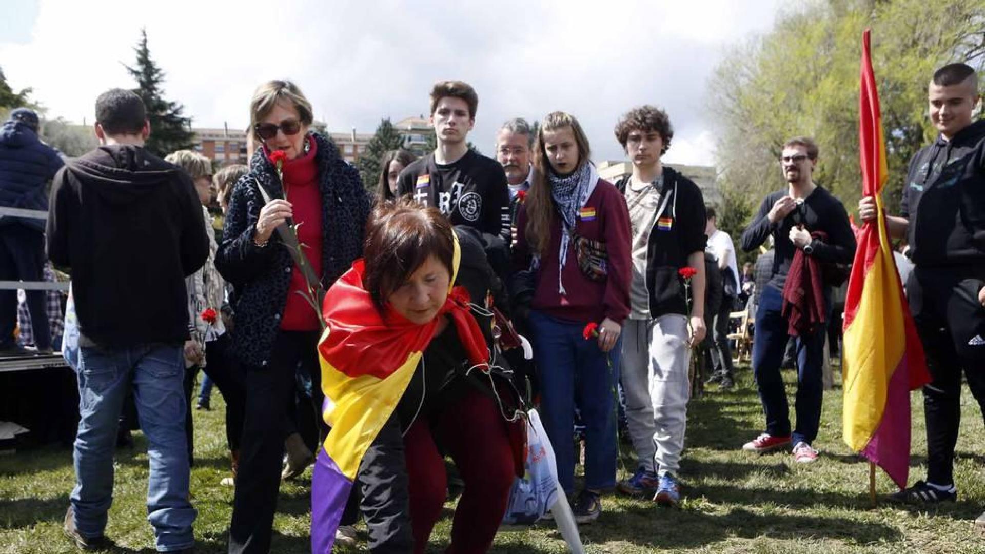 Imágenes del acto celebrado en la Vuelta del Castillo de Pamplona con motivo de la conmemoración de la instauración de la II República.