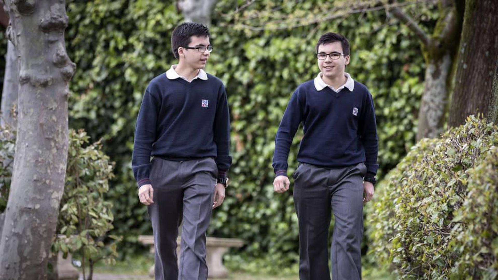 Dos gemelos de Irabia-Izaga se reparten las medallas de Matemáticas y Física