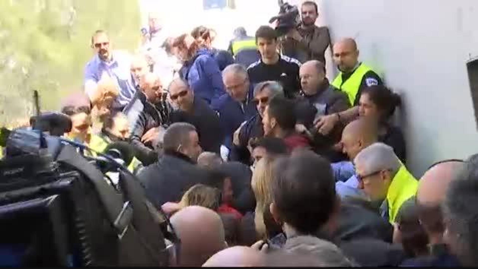 Estudiantes de la UAB tratan de impedir por la fuerza un acto de Álvarez de Toledo