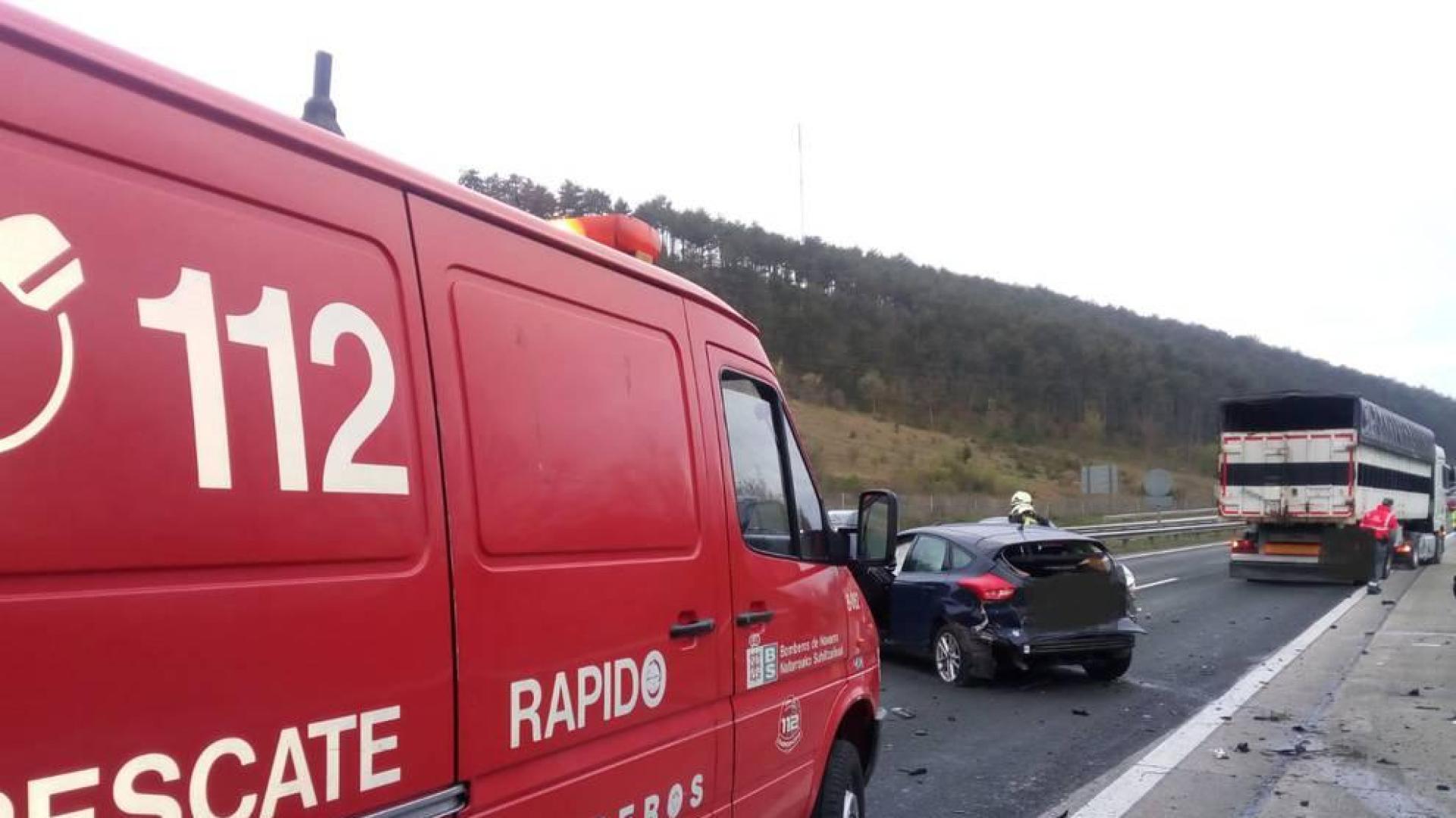 Tres heridos leves tras un accidente entre un turismo y un camión en la AP-15
