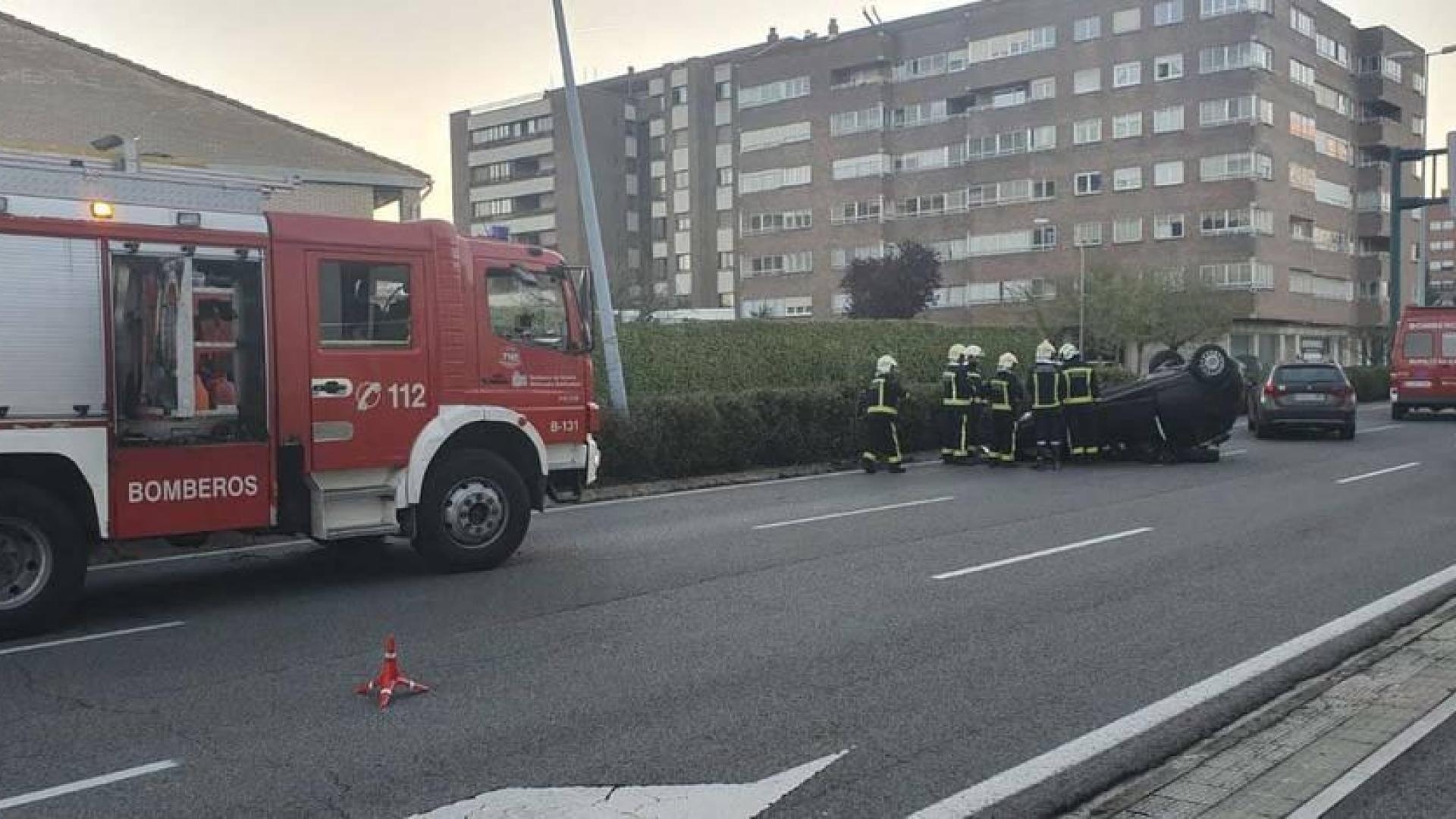 Un herido leve tras volcar con su coche en la avenida de Navarra