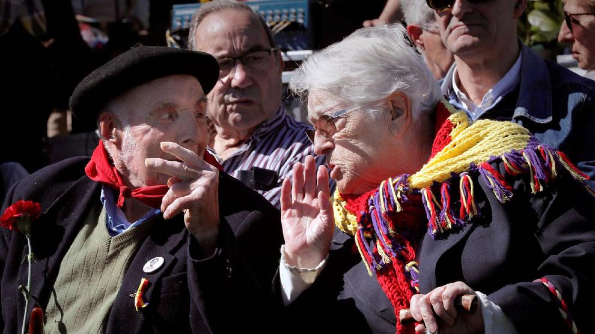 Dos familiares de represaliados de la República durante el homenaje que ha tenido lugar este sábado en la Vuelta del Castillo de Pamplona.