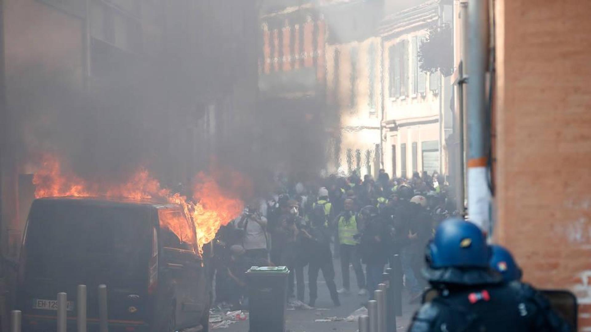 Manifestantes y policía, durante los enfrentamientos en Toulouse.