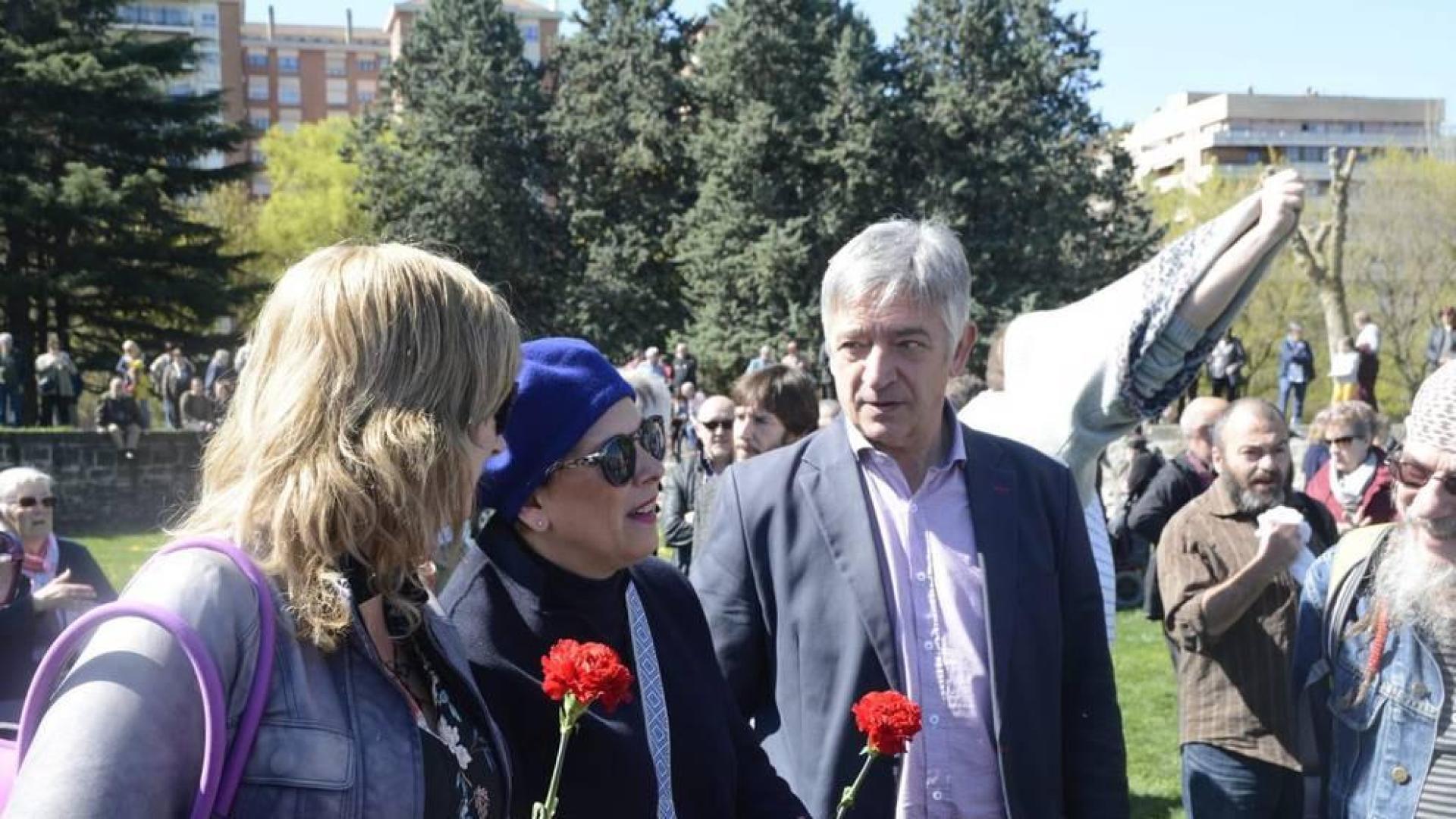Ana Ollo, Uxue Barkos y Koldo Martínez, en el homenaje a represaliados del franquismo que ha tenido lugar este sábado en la Vuelta del Castillo de Pamplona.