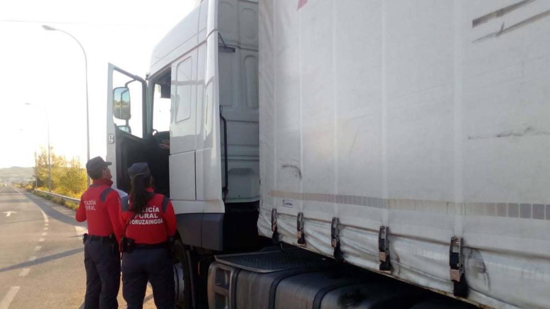 Agentes de la Policía Foral, junto al camión en Lodosa.