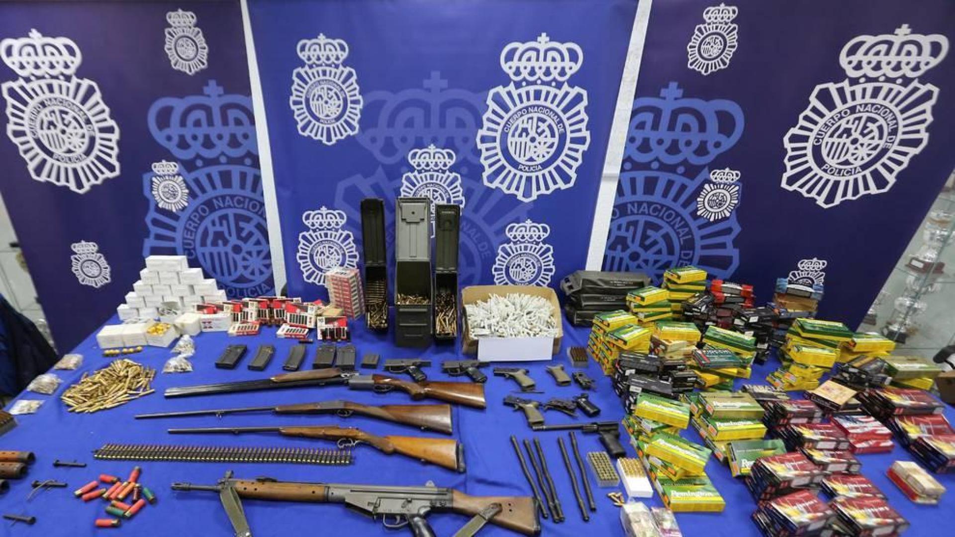 Fotografía facilitada por la Policía Nacional, cuyos agentes han desmantelado en Córdoba un taller clandestino para la modificación de armas de fuego.