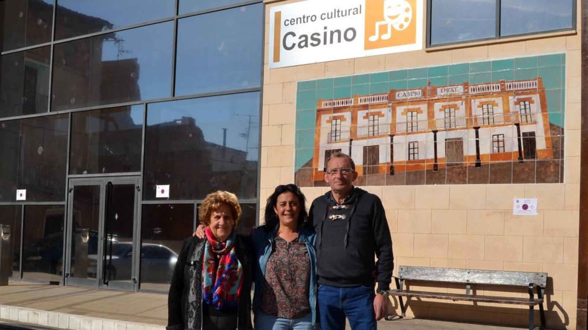 El Casino de Andosilla añade a su fachada la memoria de sus fundadores