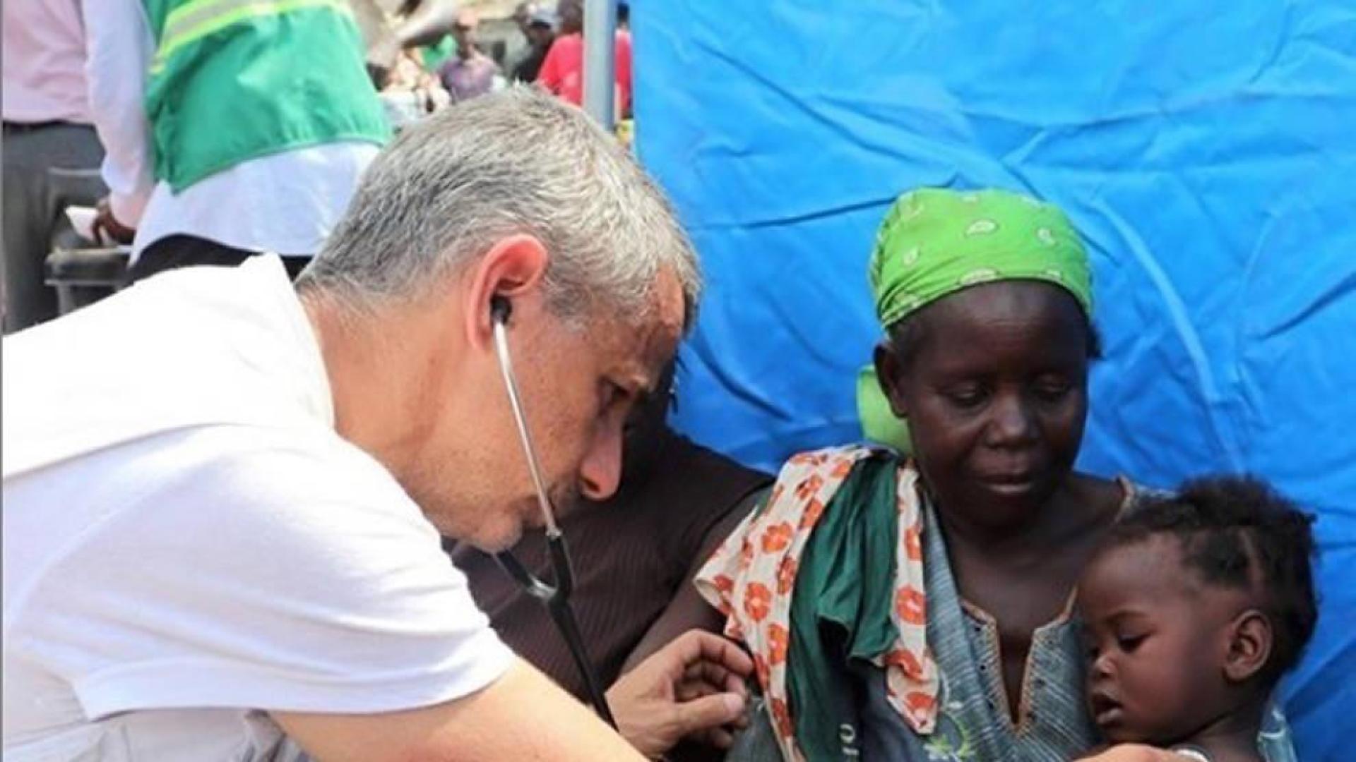 Un médico atiende a un niño en Mozambique.