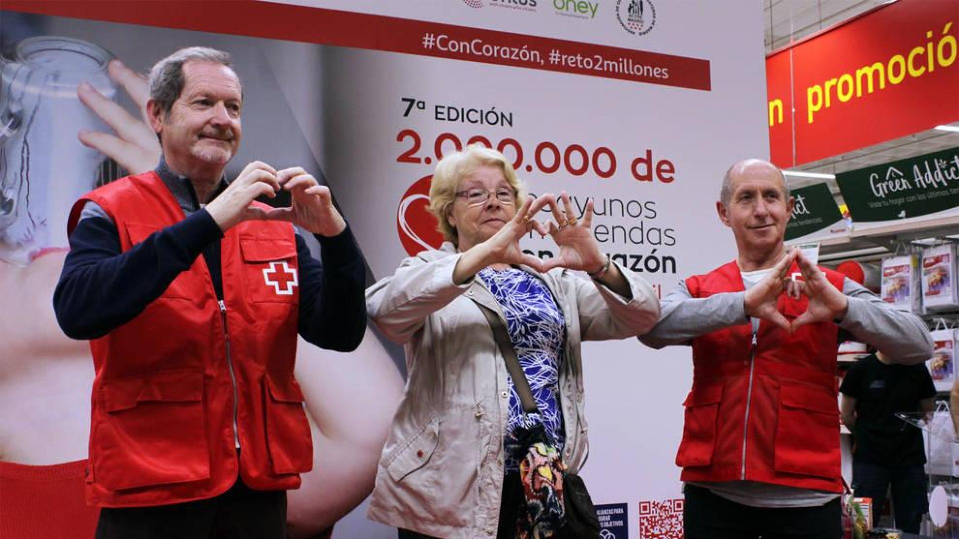 Miembros de Cruz Roja, durante la campaña "2.000.000 de Desayunos y Meriendas #ConCorazón".