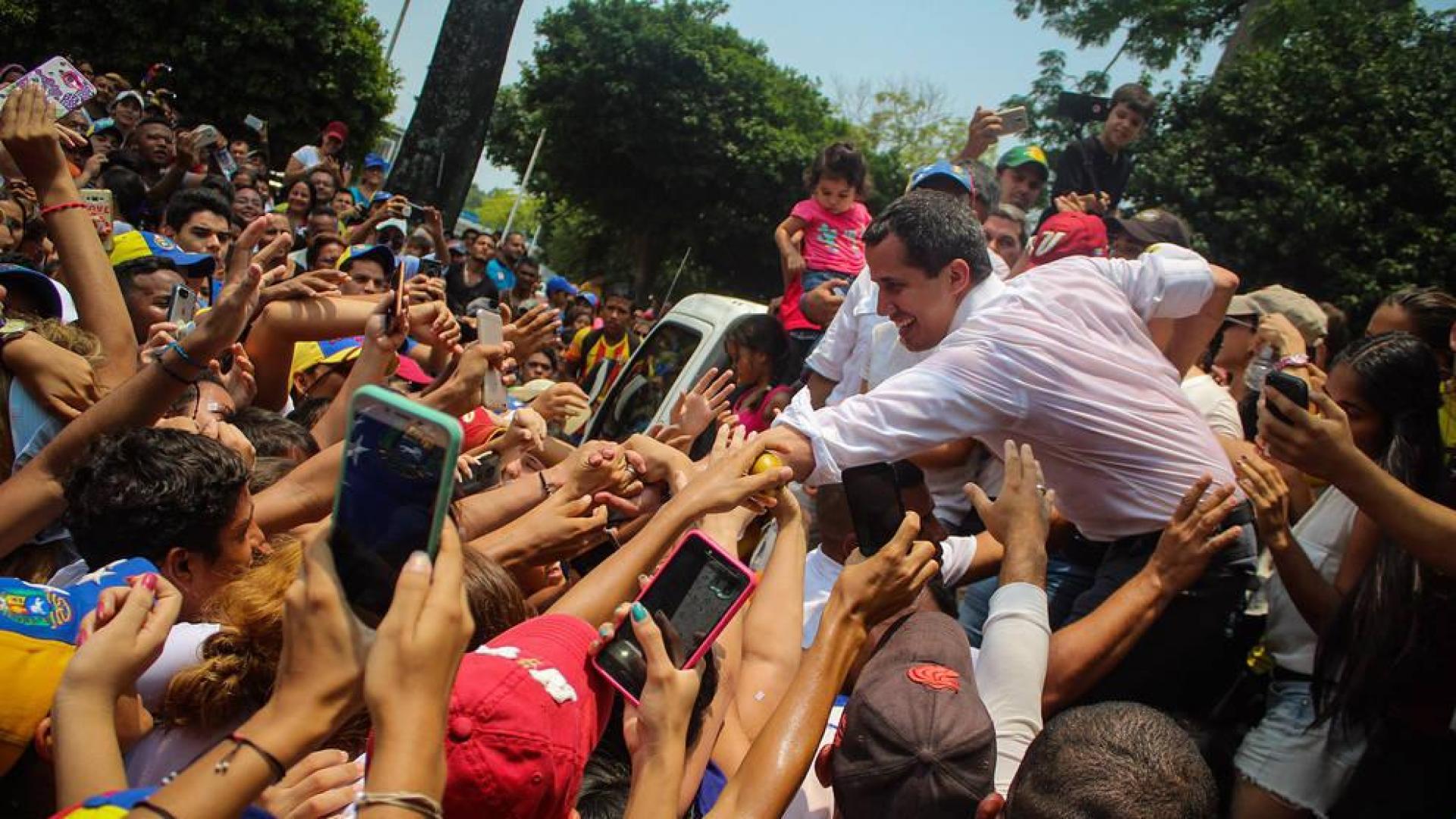 Juan Guaidó saluda sus seguidores durante un acto en la Plaza Bolívar de Machiques.