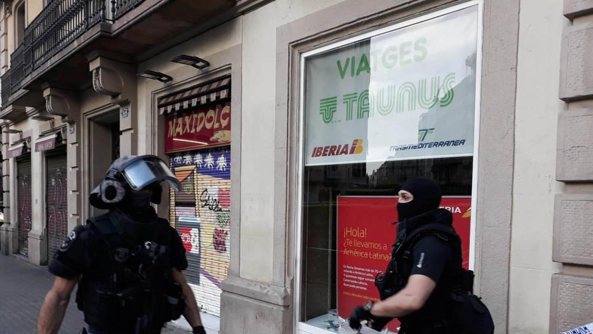 Reducen a un hombre que llevaba 18 horas atrincherado en un piso de Barcelona