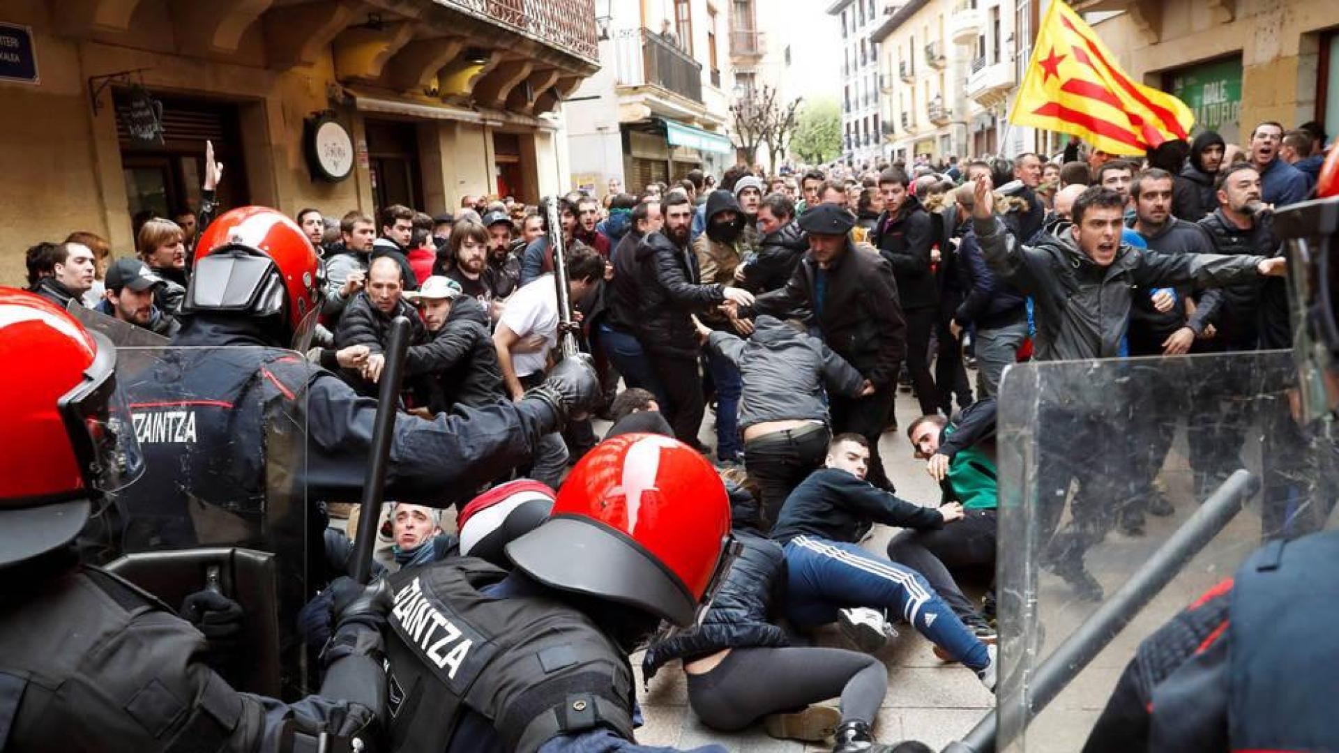 La Ertzaintza carga contra manifestantes tras el mitin de Ciudadanos en Rentería