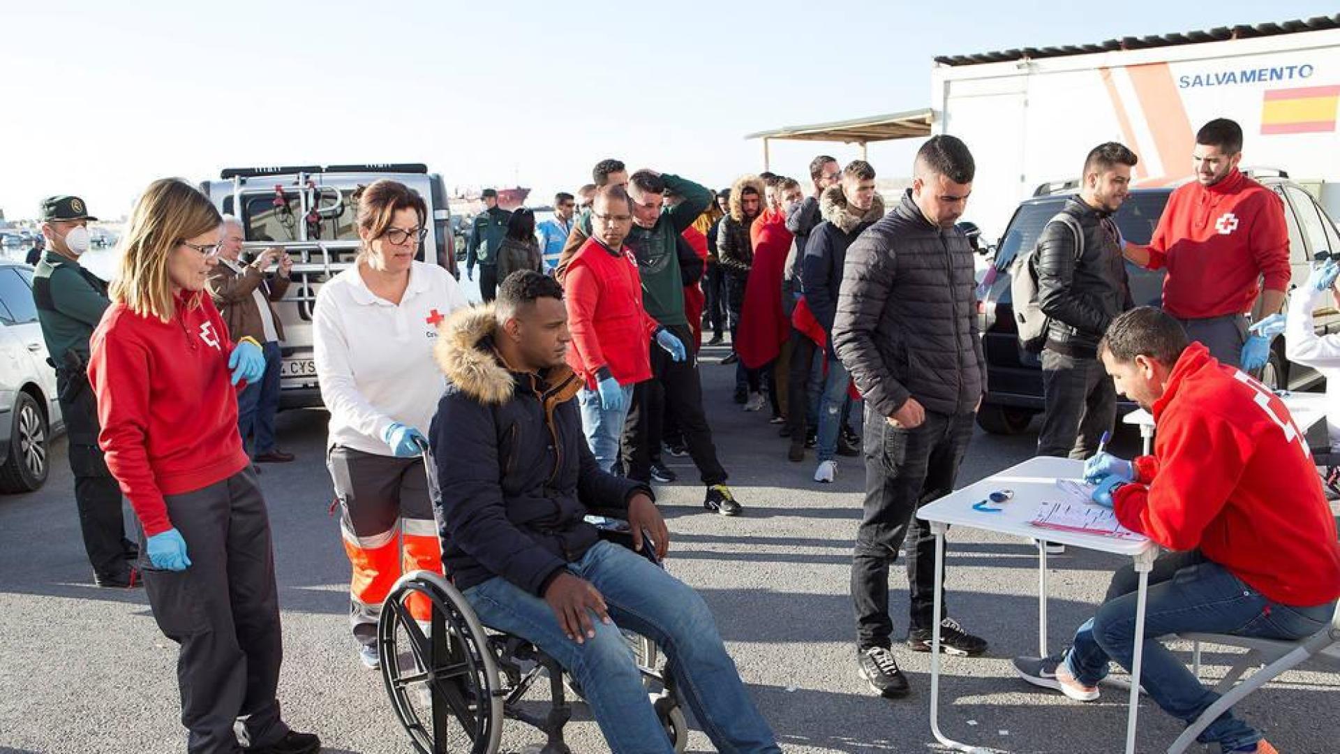 Algunas de las 40 personas de origen magrebí que han sido rescatadas esta madrugada por Salvamento Marítimo, en el puerto de Motril.