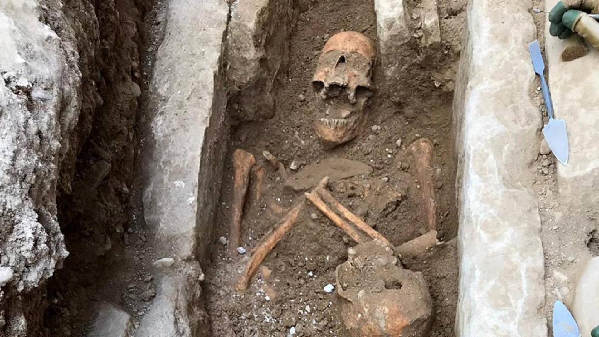 Unas obras en el paseo de Puente la Reina sacan a la luz tumbas medievales