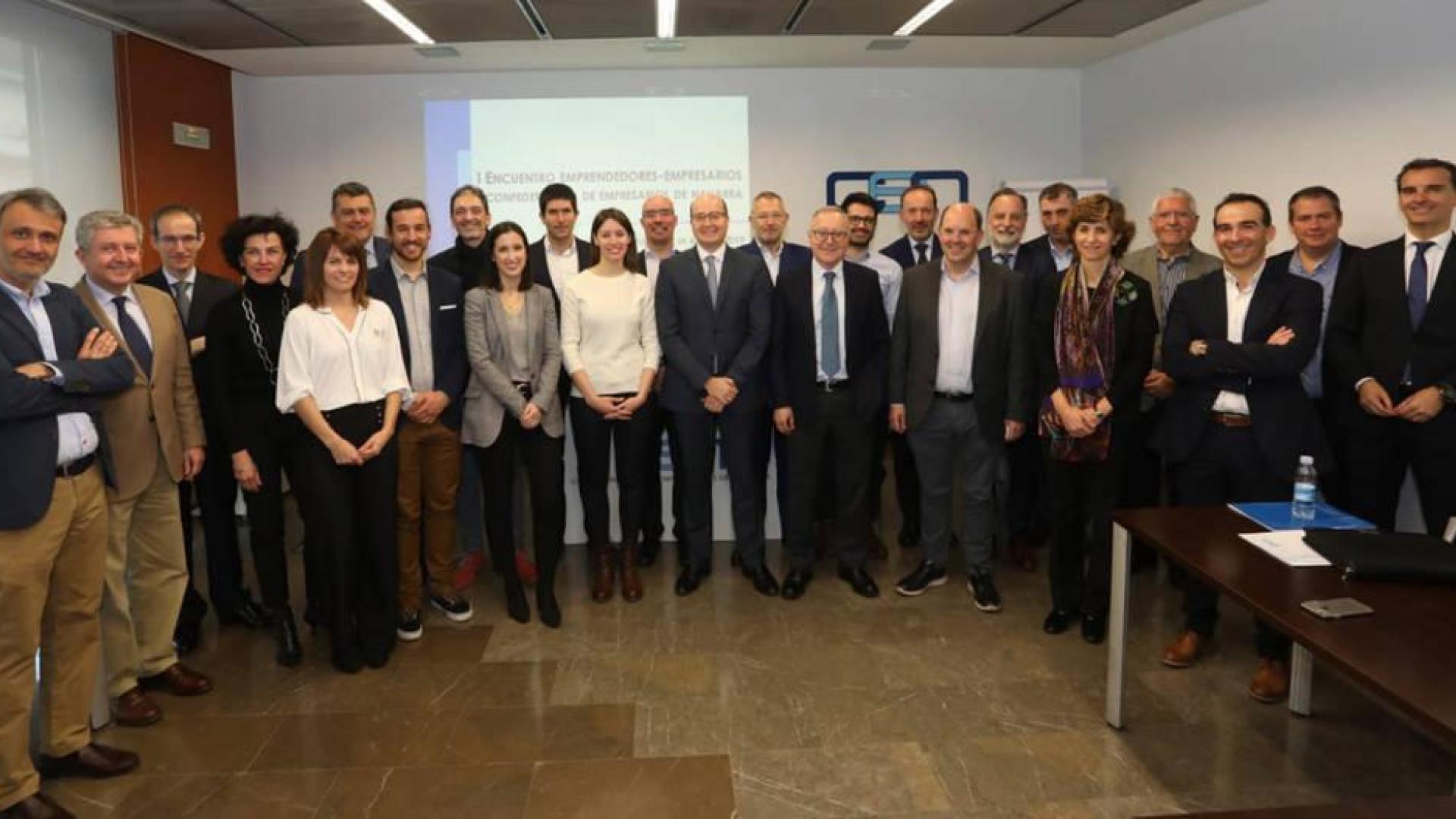 De izda. a dcha.: Liborio Oficialdegui (Granja los Alecos), Álvaro Miranda (Mancomunidad Comarca de Pamplona), Arturo Resano (Volkswagen Navarra), Cristina Lecumberri (Alinar), Aida Loperena (AVIR Smart Comfort), Félix Guindulain (Jofemar), Javier Vidorreta (Vidorreta Design), Jesús Pérez-Llano (TedCas), Itziar Maestrojuan (Anteral), Roberto Sabalza (Siemens Gamesa), Marta Díez (TedCas), Jon Asín (BeePlanet), Carlos Fernández Valdivielso (CEN), Agustín Idareta (BeePlanet), Juan Miguel Floristán (Florette), Jorge Labarta (Quant), Juan José Suárez (Azkoyen), Joseba Martikorena (Martiko), José Ignacio Pérez de Albéniz (ARPA Abogados y Consultores), Alfredo Arbeloa (Grupo AN), Alicia López de Ocáriz (CINFA), Alfonso Antoñanzas (Exkal), David Iranzo (GM Global Solutions), Fernando Armendáriz (Arpa Abogados y Consultores) y José Luis Larríu (CaixaBank).