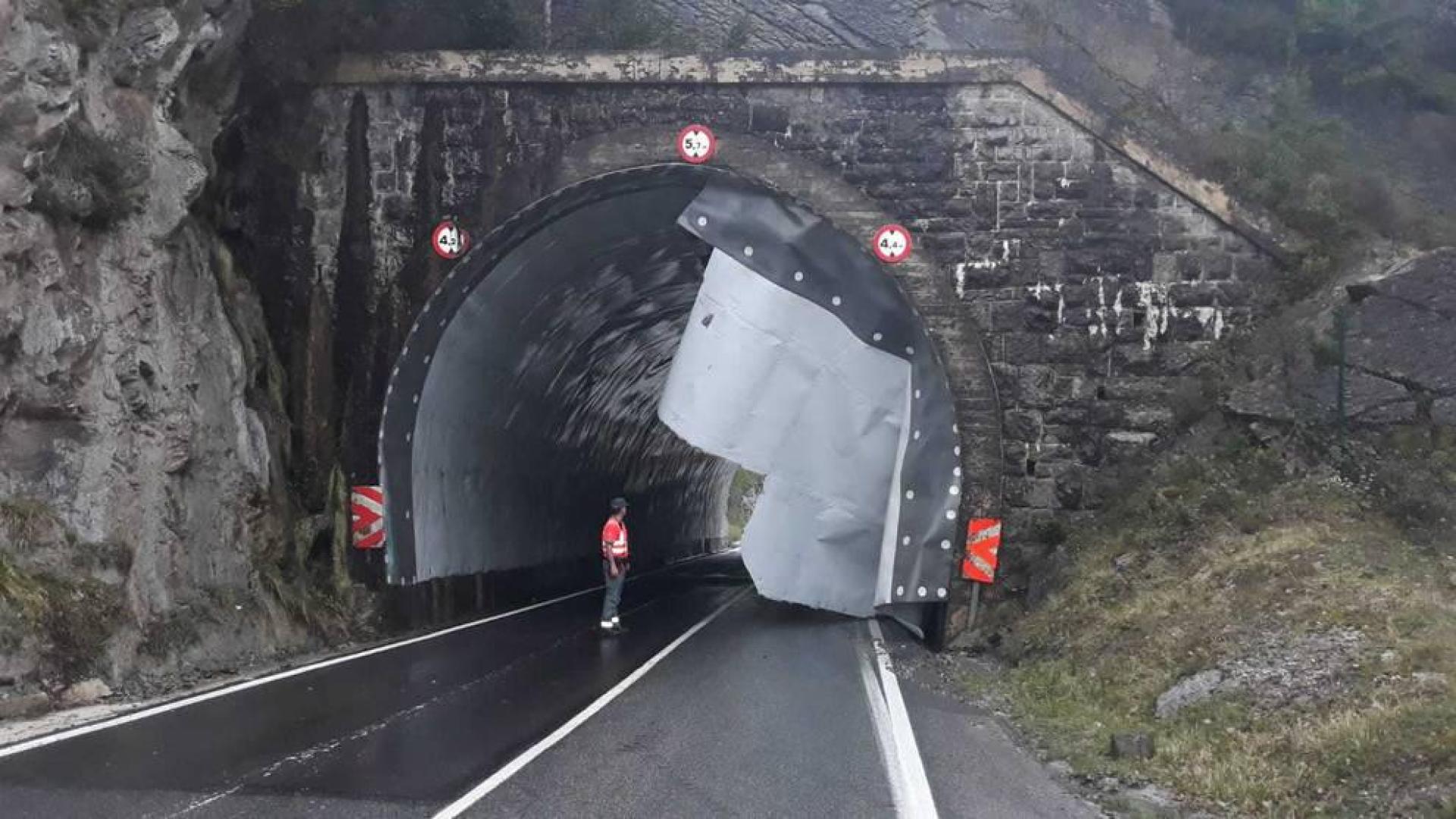 El viento provoca la caída de la tela asfáltica del techo del túnel de Eugi