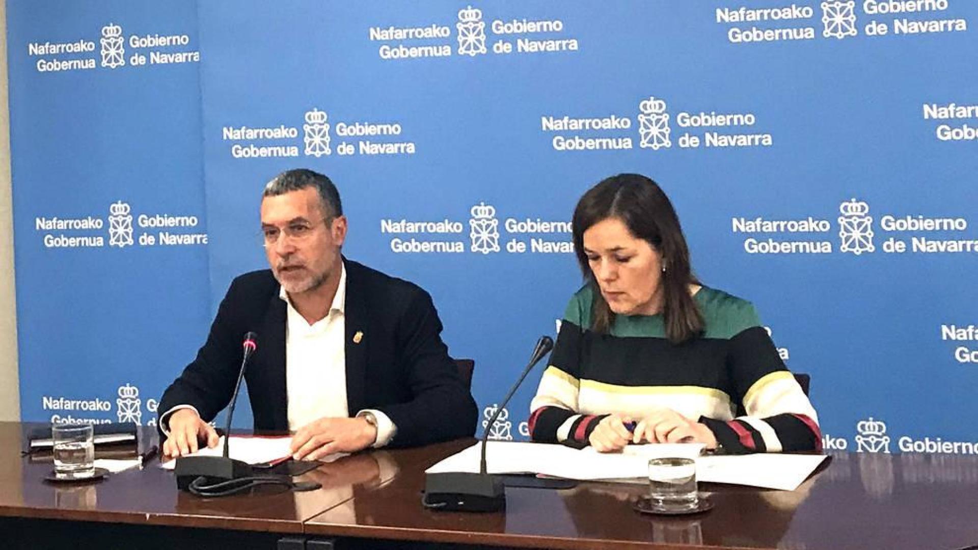 El vicepresidente Laparra y Gema Mañú, durante la presentacion del nuevo decreto de financiación de los Servicios Sociales de Base de Navarra.