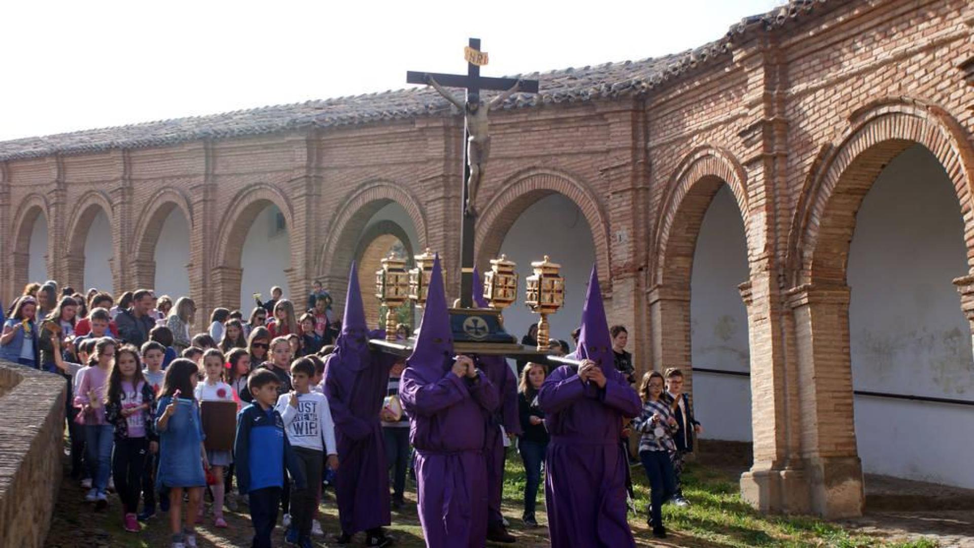 Los mazos y carracas protagonizan la procesión del Cristo en alto de Cascante