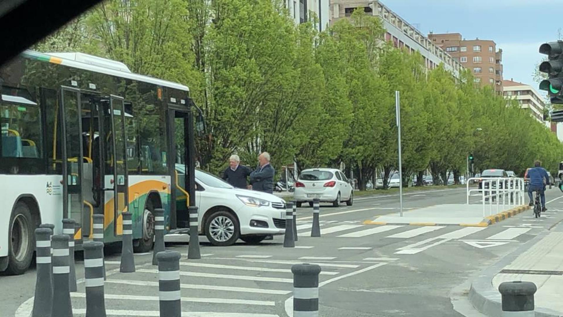 Un turismo cruzado delante de una villavesa en la avenida Pío XII